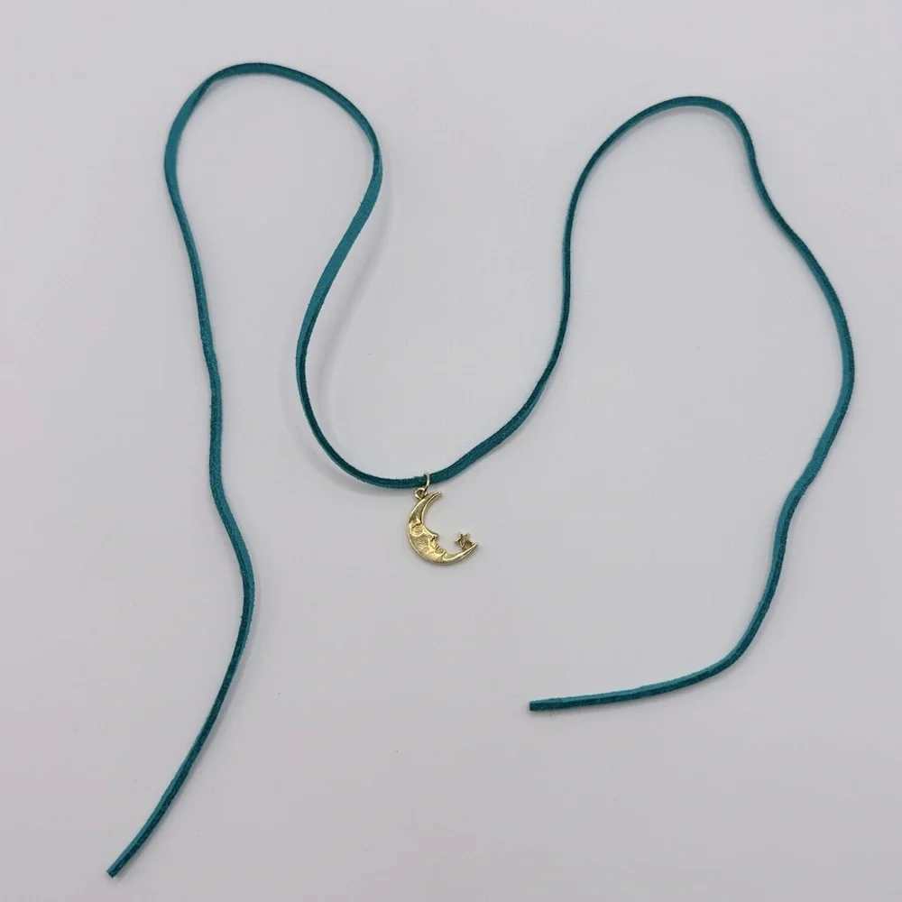 VINTAGE Gold-Tone Crescent Moon & Star Charm Choker Necklace